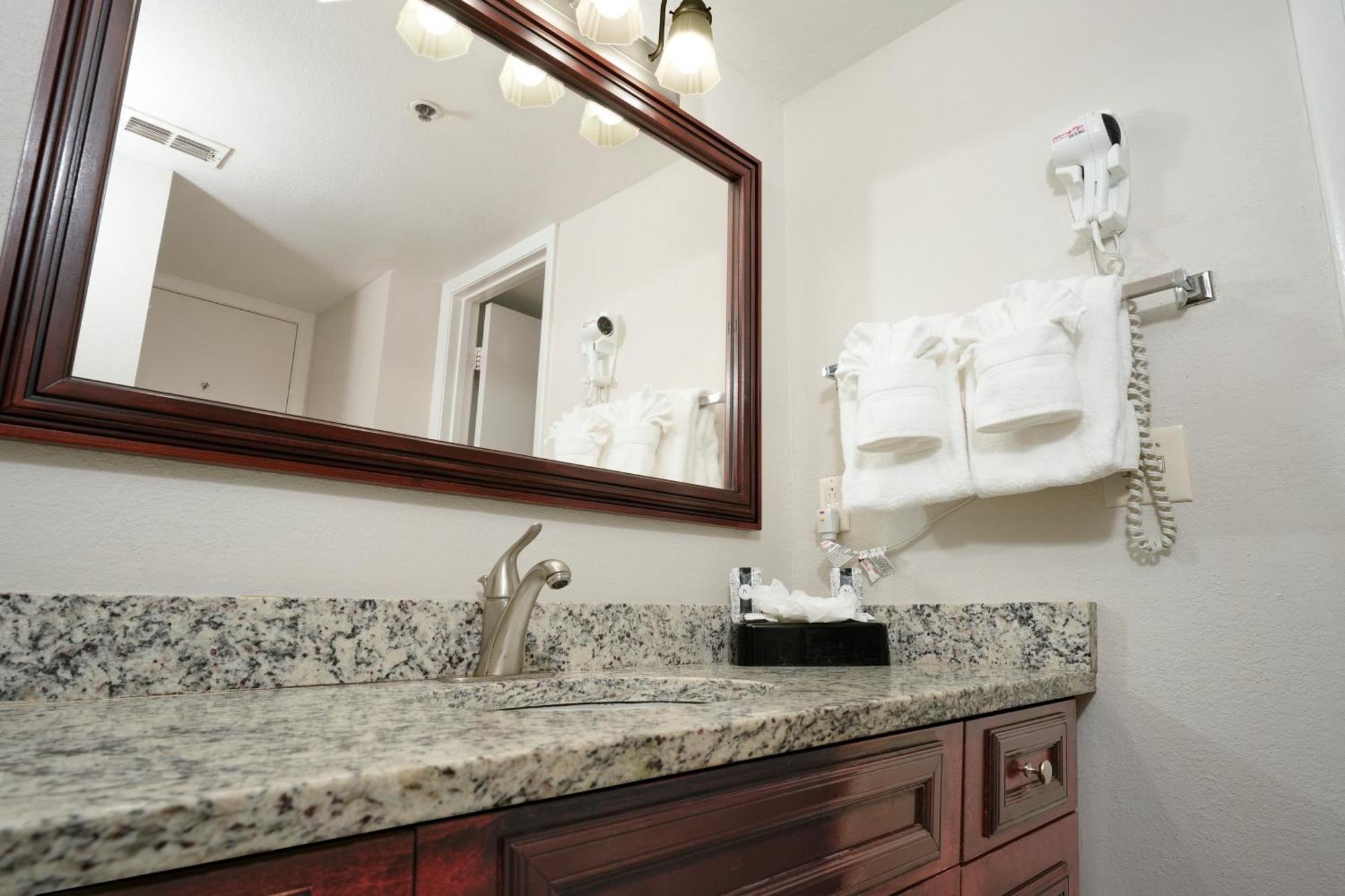 Parc Corniche Condominium Suites Williamsburg Bagian luar foto